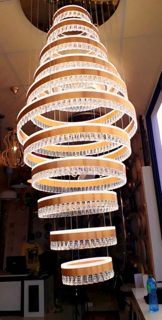 Lustre suspendu LED spirale dorée – Design cristal pour escaliers & halls