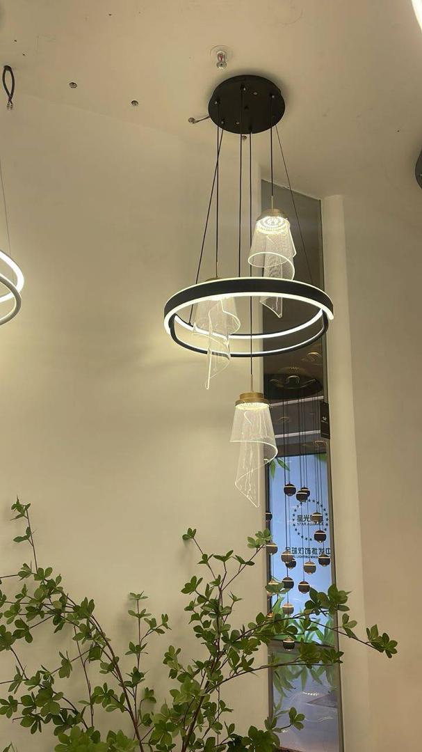 Suspension LED design noire – Anneau circulaire avec pampilles transparentes