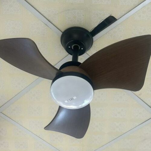 Ventilateur de Plafond Moderne avec Éclairage LED Intégré – 3 Pales Effet Bois