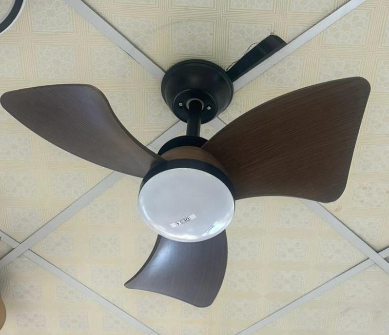 Ventilateur de Plafond Moderne avec Éclairage LED Intégré – 3 Pales Effet Bois
